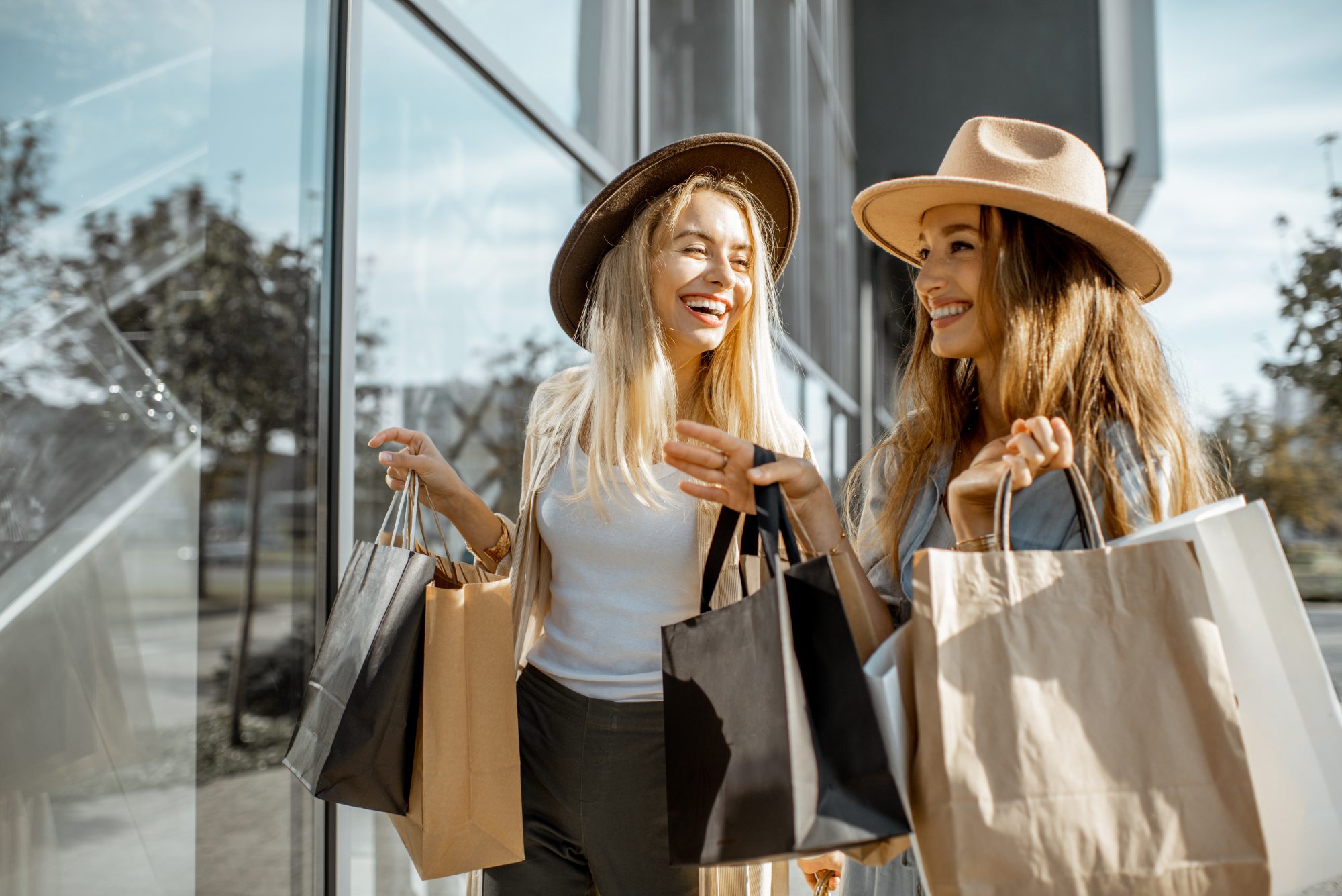 Friends shop. Женщина возле магазина с сумкой. Счастливые подружки с деньгами фото. Konsumentlar.